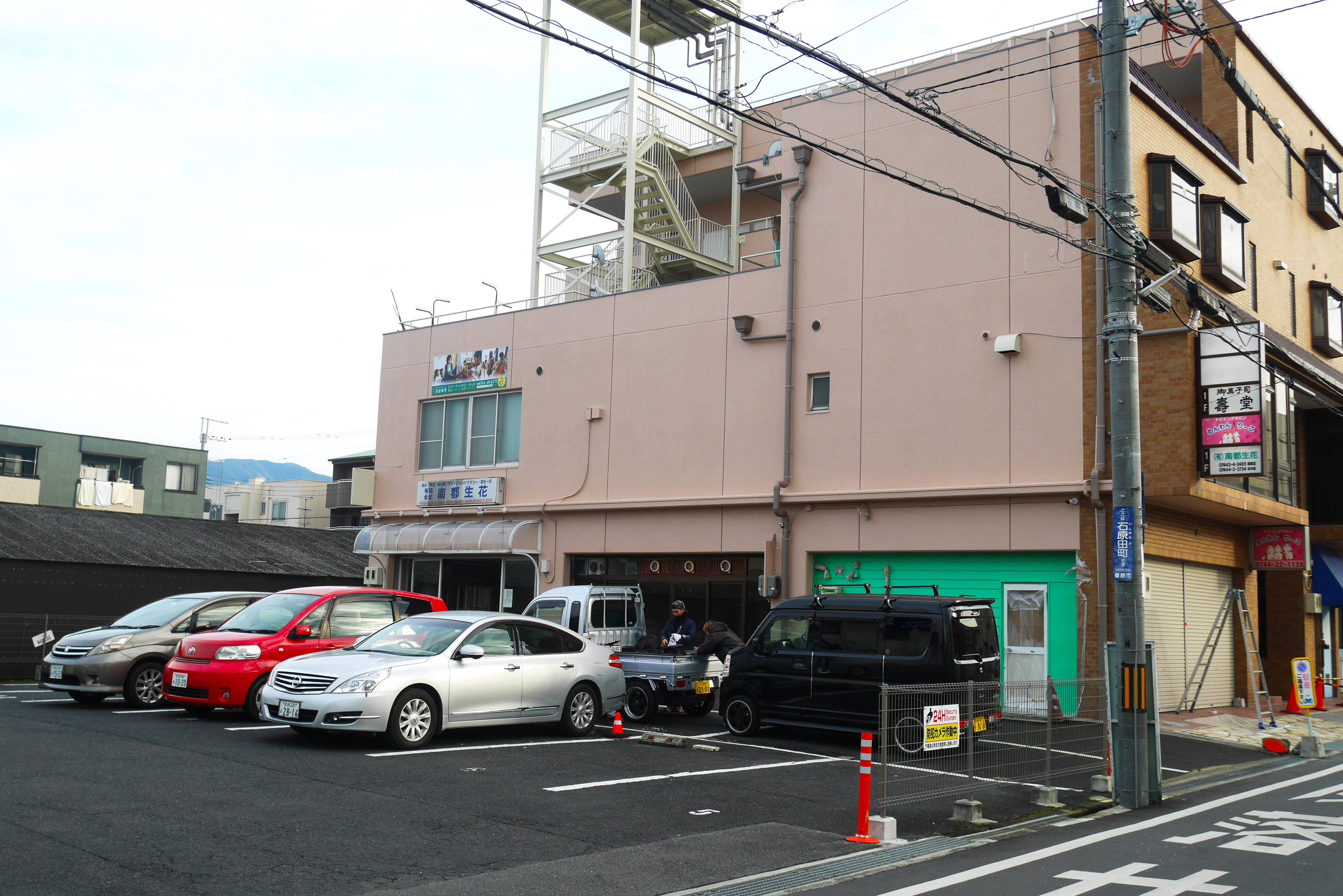駐車場側から見たミュージックツリー音楽教室の建物と壁面看板