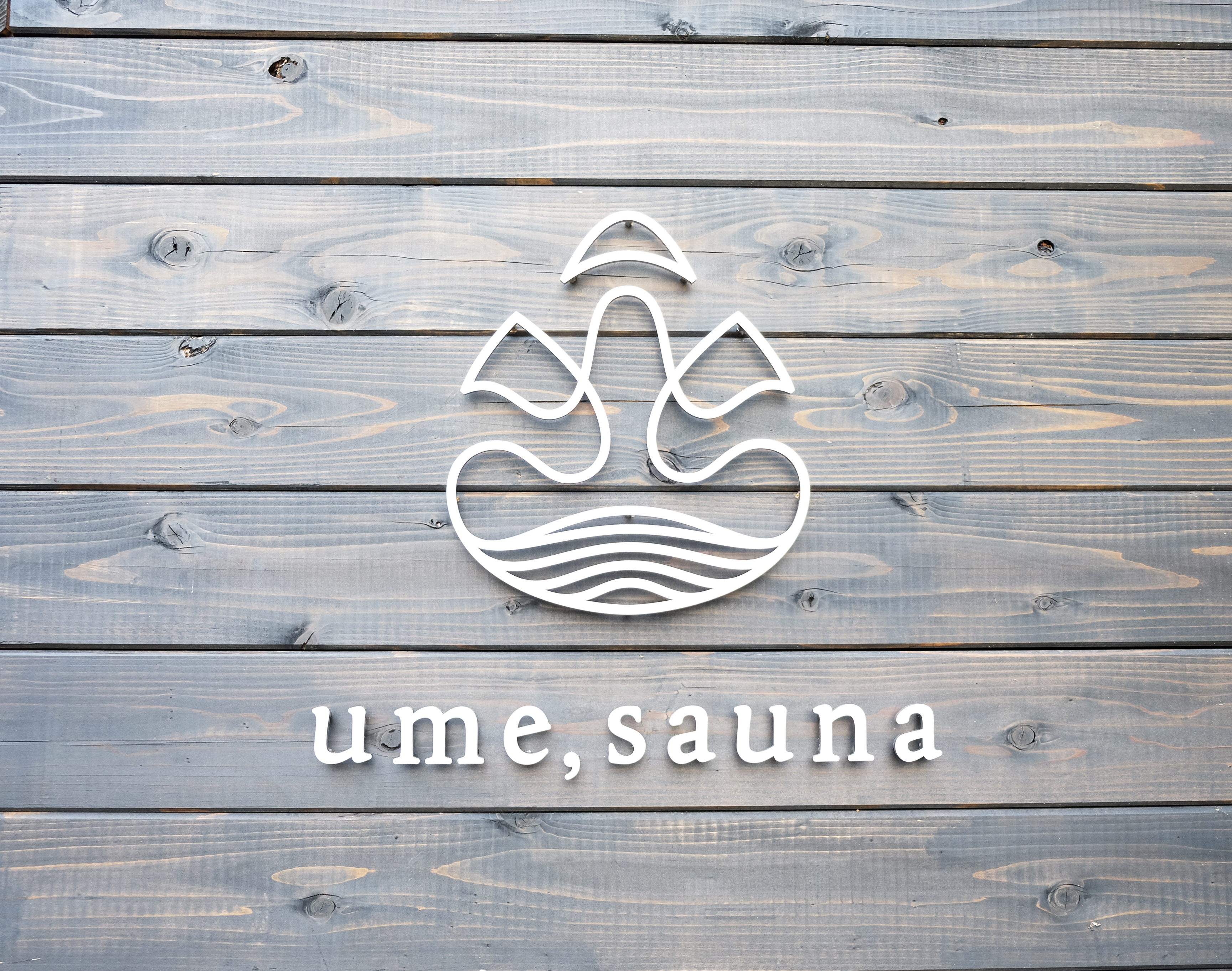 ume, saunaのロゴをかたどったステンレスサイン