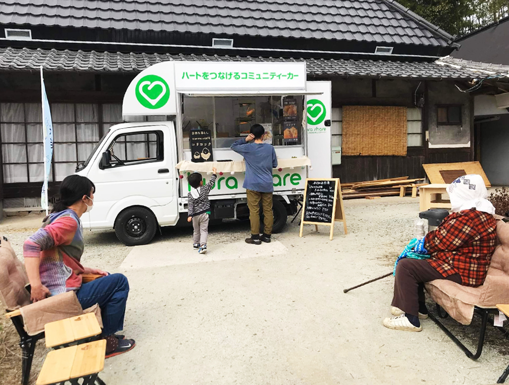 kura shareのラッピングしたキッチンカーの出店風景