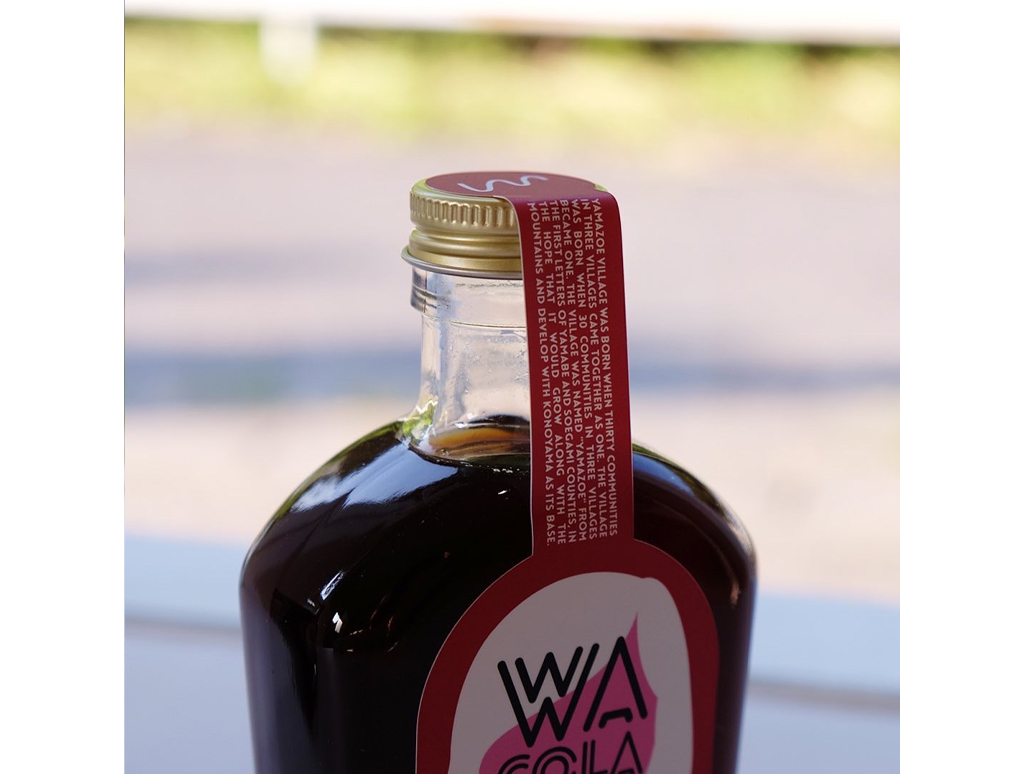 Wa Colaのキャップから首元にかけた封緘ラベル