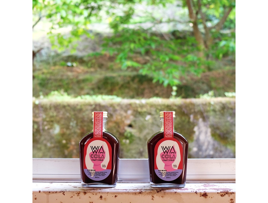 窓辺に横並びにしたWa Colaのボトルとラベル