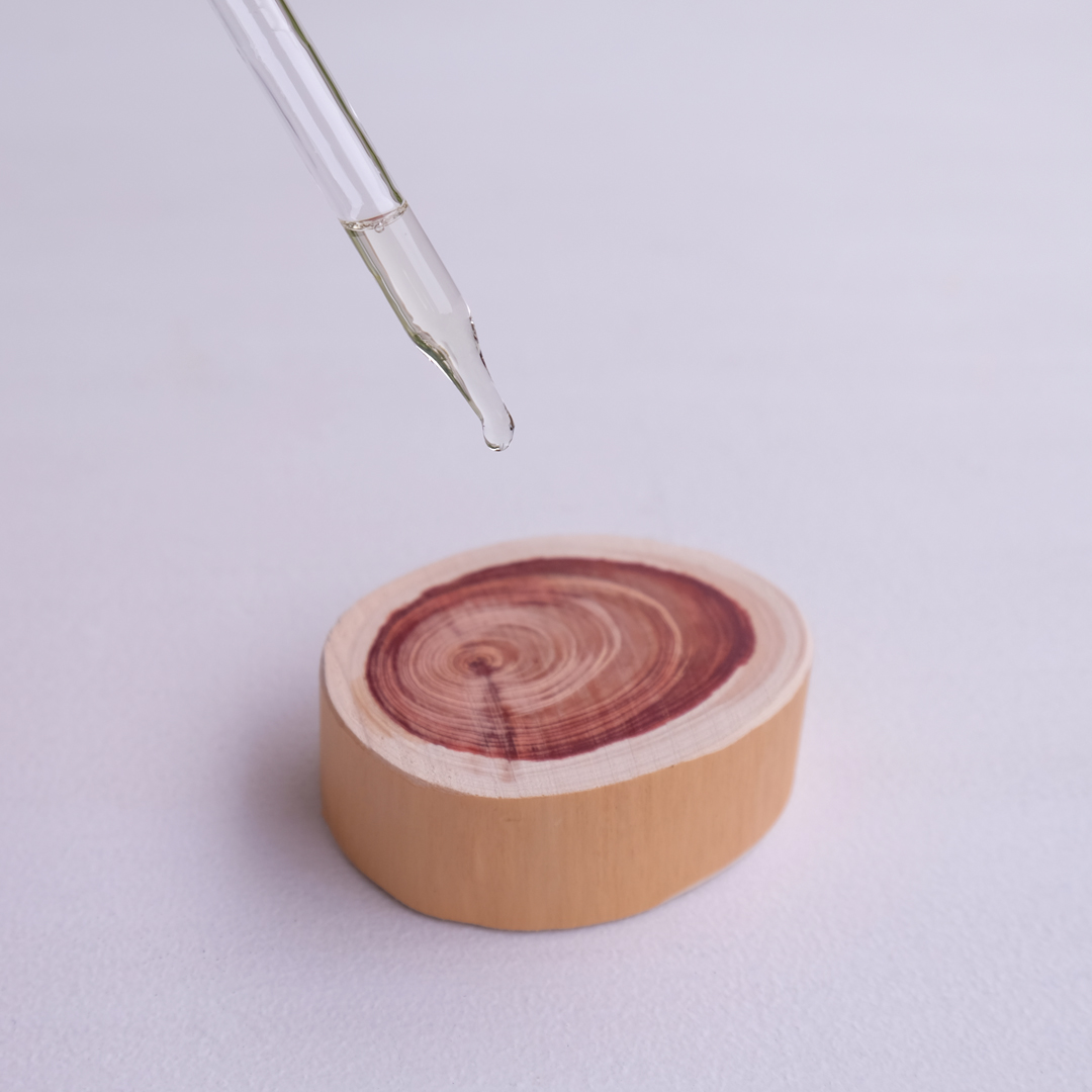 木の輪切りにmorikaの精油を垂らす使用イメージ