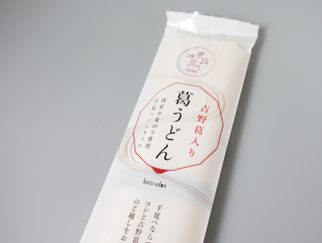 葛うどんの袋パッケージの商品名と模様の接写