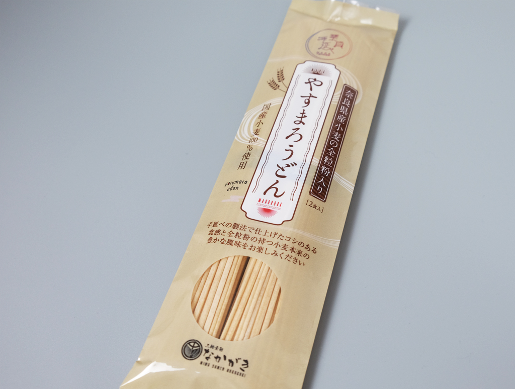 やすまろうどんの袋パッケージの商品名と透明窓の接写