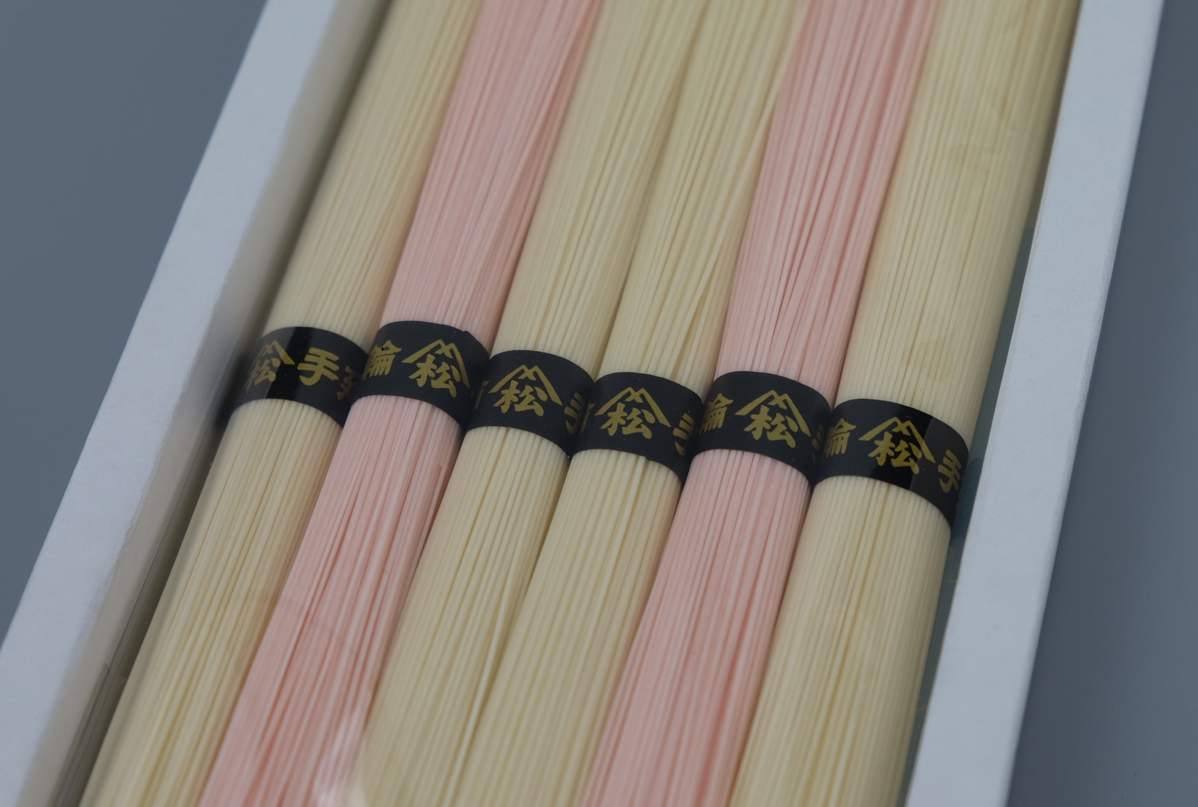 箱に収められた紅白の三輪そうめん