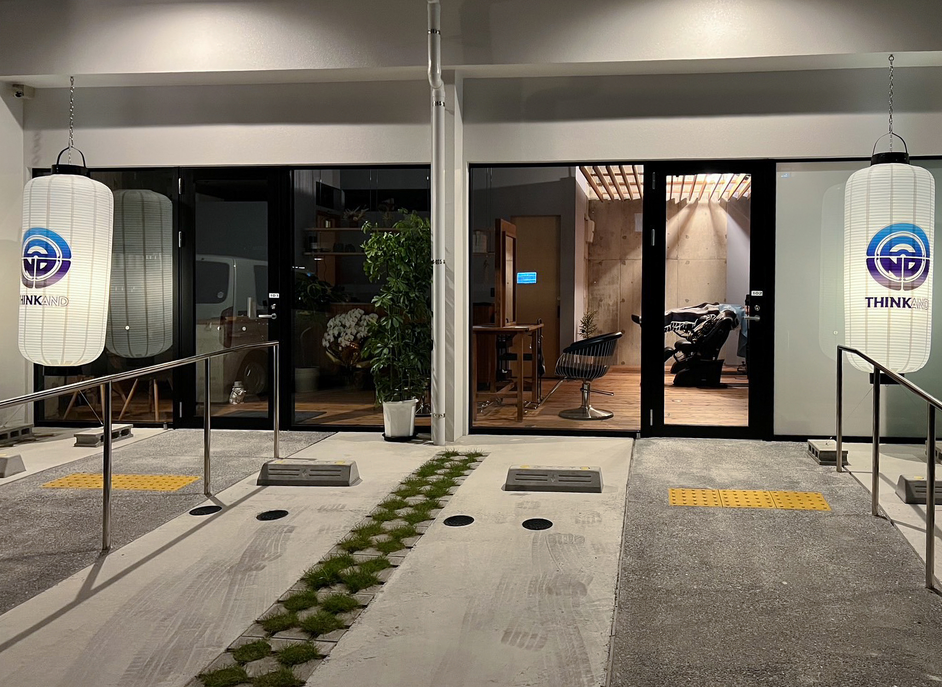 THINK ANDの店舗外観とサイン