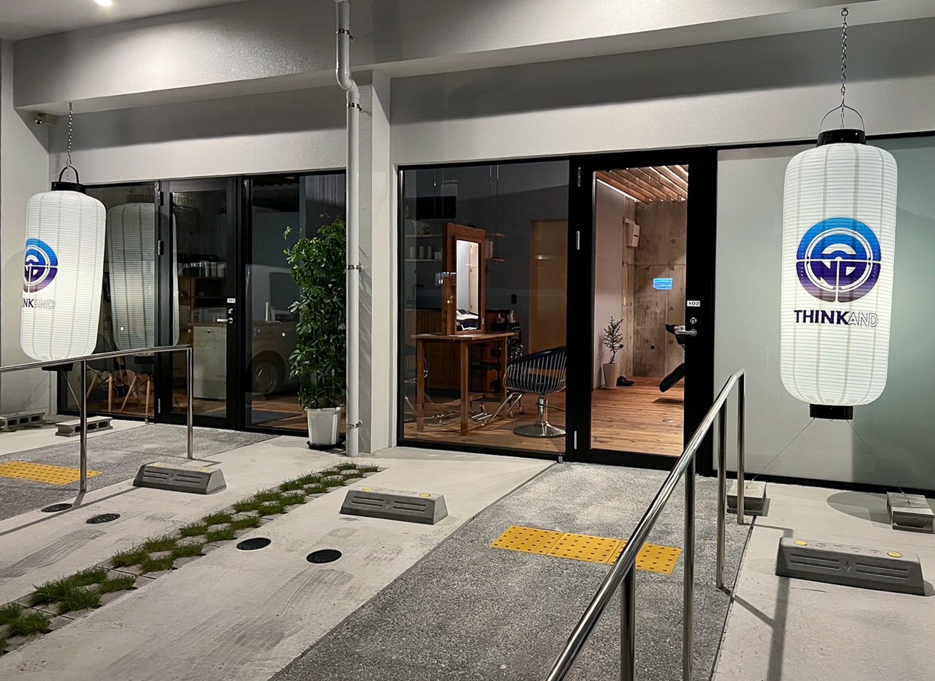 THINK ANDの店舗サイン