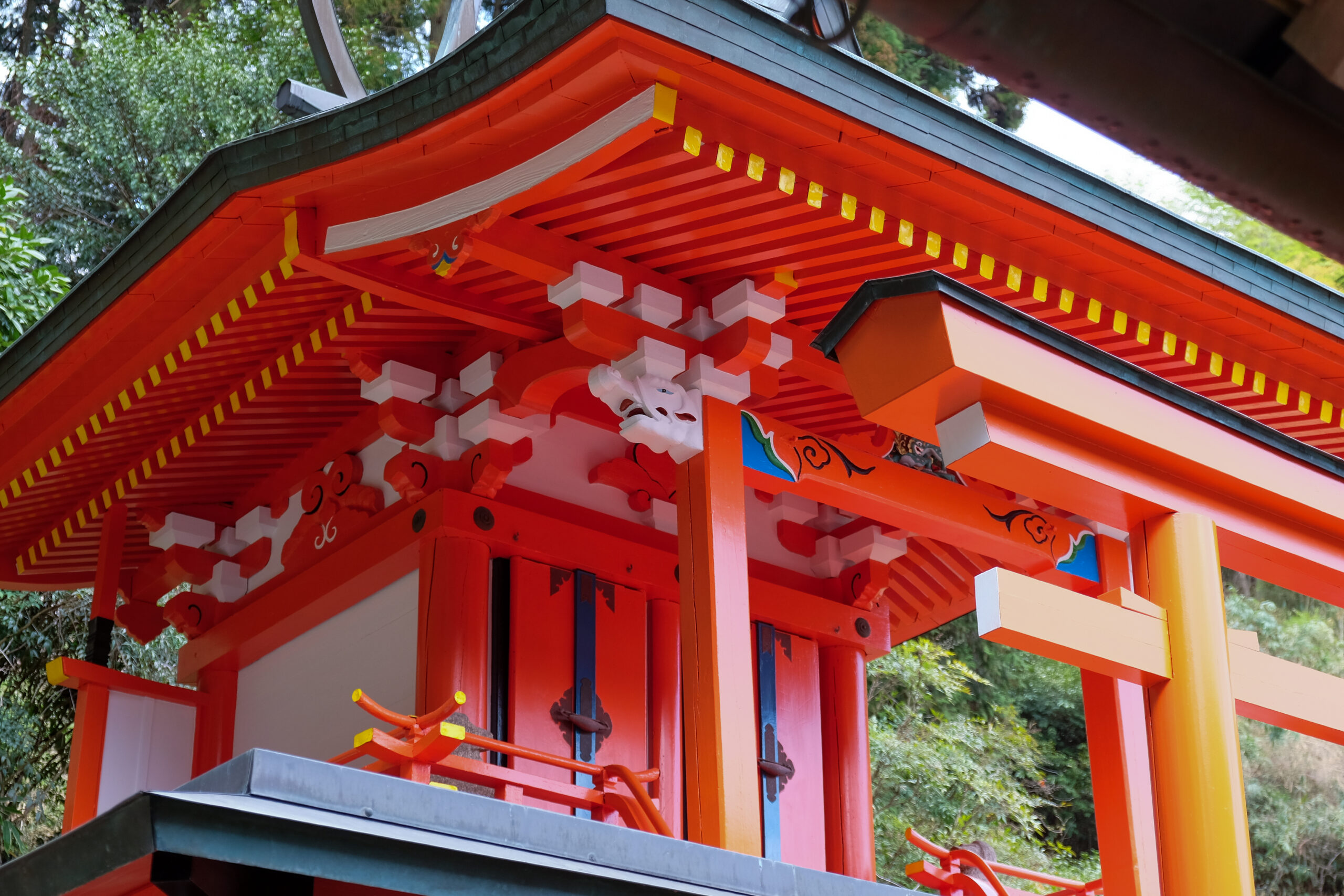 朱色と黄色で彩られた六所神社本殿の軒下