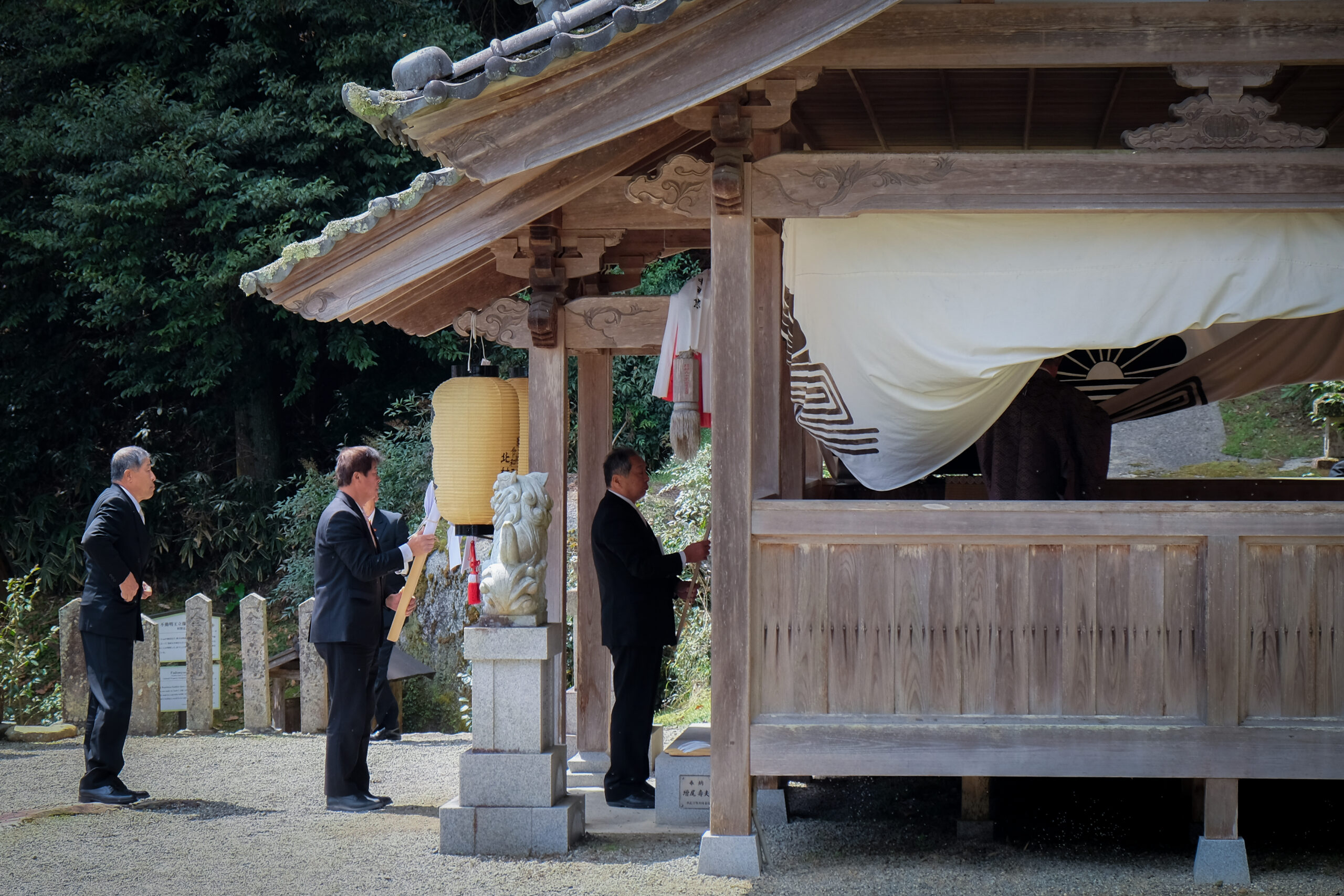 六所神社の拝殿前に並ぶ参列者