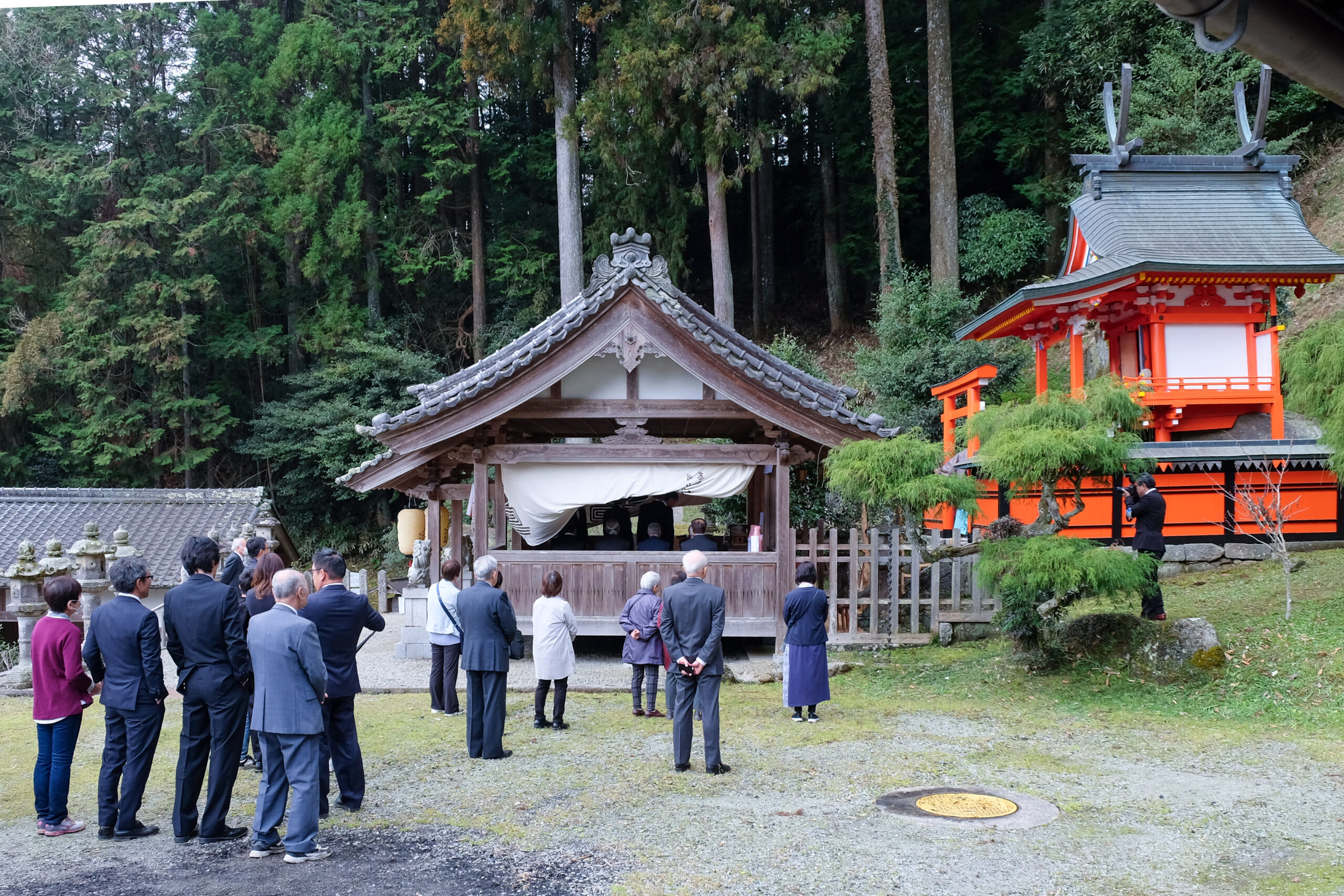 本殿御造営祭に集まった人々と六所神社の境内
