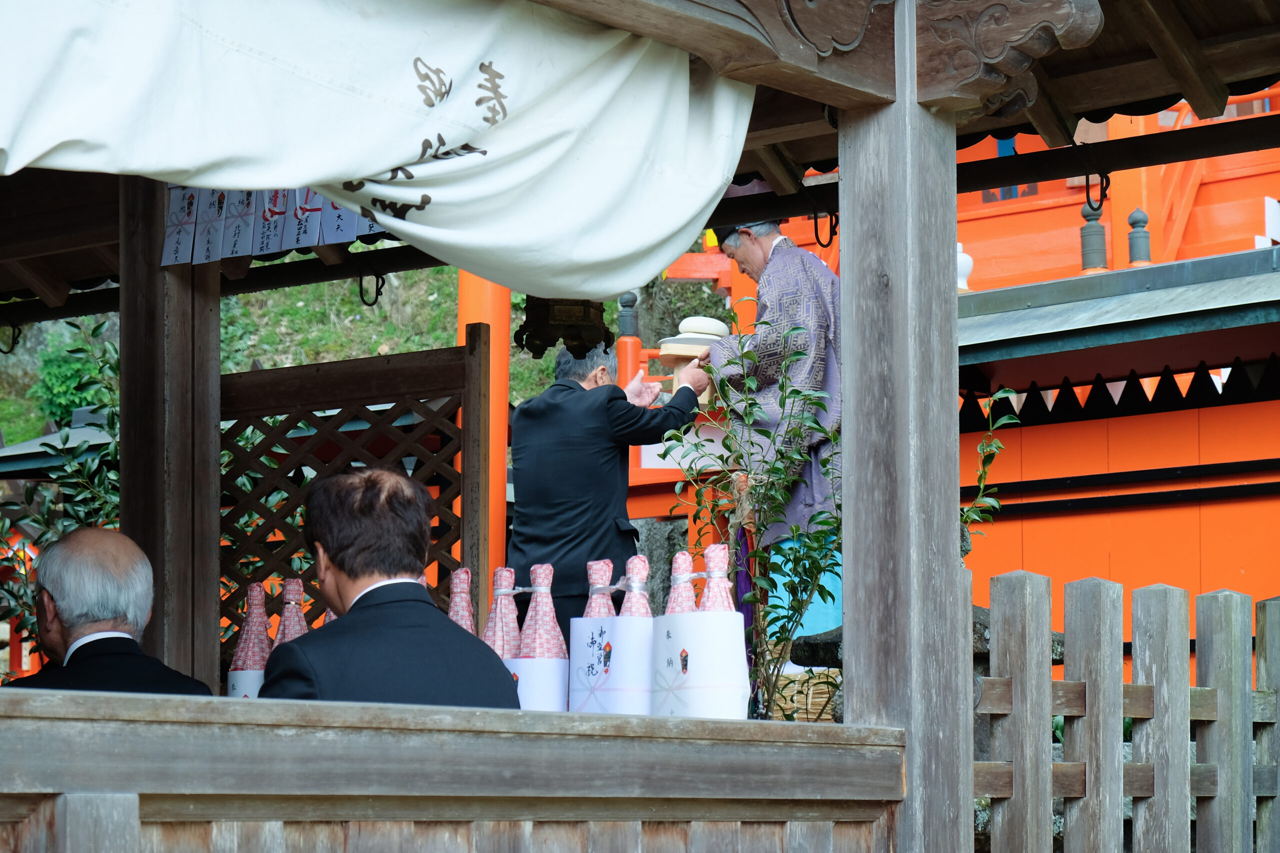 六所神社の本殿前で執り行われる神事