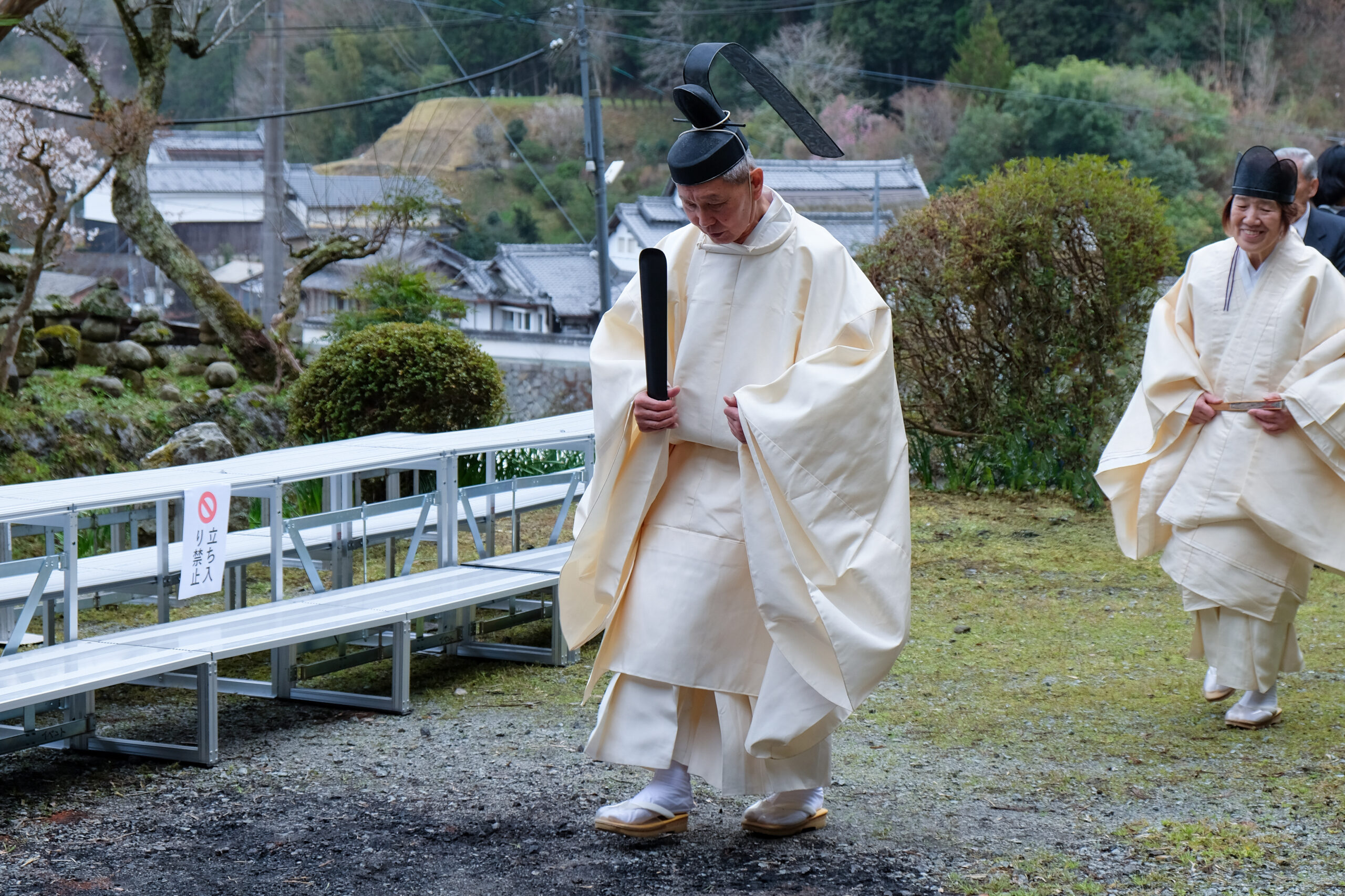 境内を歩く白い装束の神職