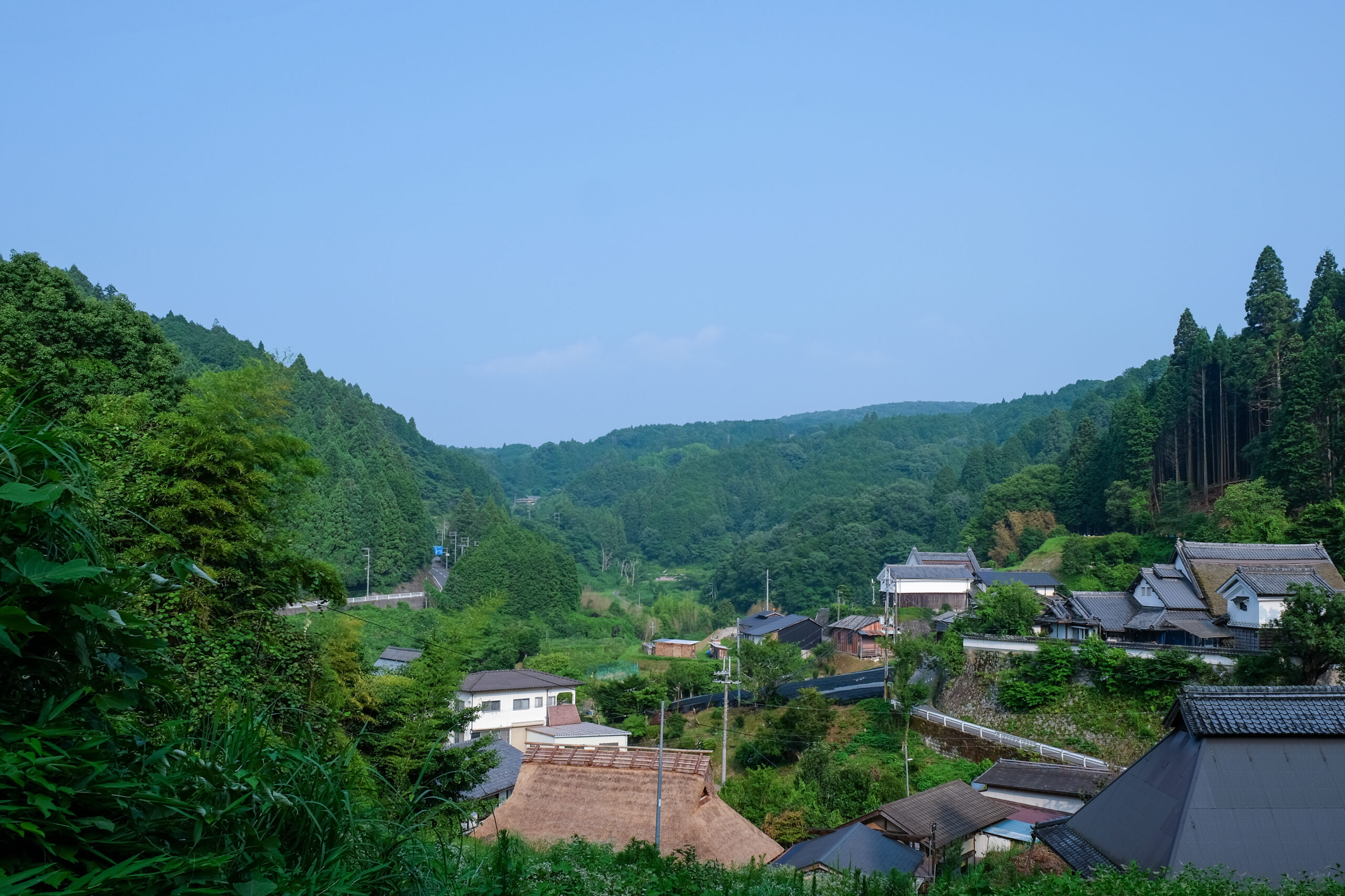 山々に囲まれた山添村峰寺の集落と家並み
