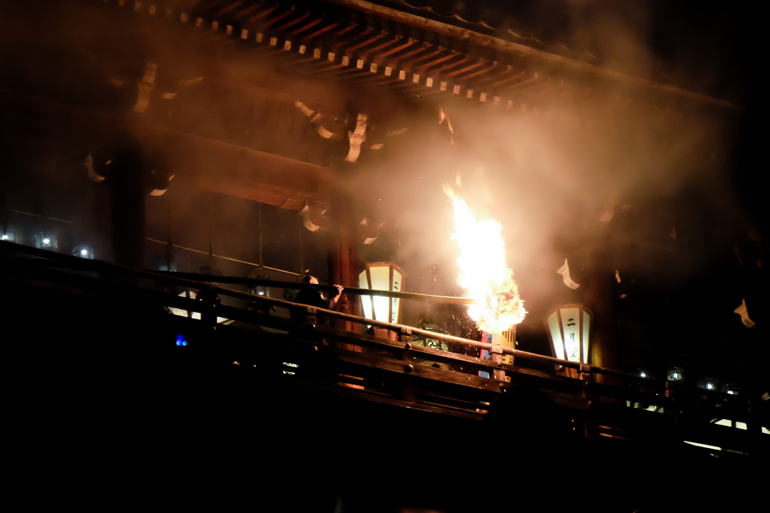 二月堂の舞台で燃えるお松明